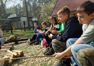 Klasa 6b przy ognisku podczas wycieczki edukacyjnej do Nadleśnictwa Grotniki.