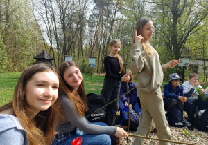 Klasa 6b przy ognisku podczas wycieczki edukacyjnej do Nadleśnictwa Grotniki.