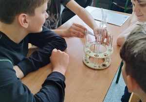Uczniowie klas szóstych podczas warsztatów chemicznych