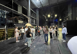 Klasa 7c zwiedza zakątki Teatru Wielkiego podziwiając dekoracje.
