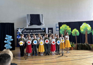 Uczniowie klasy 4b śpiewają piosenkę harcerską.