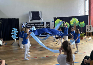 Taniec z szarfami w wykonaniu uczniów klasy 4c