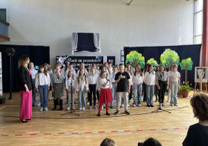 Występ chóru oraz uczennicy z klasy 2b i ucznia klasy 5a
