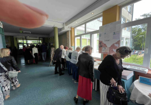 Zaproszeni goście oglądają kroniki szkolne i wystawy