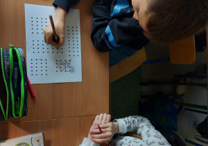 Matematyka. Uczniowie z klas 5b i 6b w trakcie zabawy w grę matematyczną –Niesforne kropki.