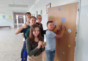 Język angielski. The Dot w klasie 4c i 5c Kropki wycięte z papieru kolorowego oraz narysowane na białym arkuszu papieru