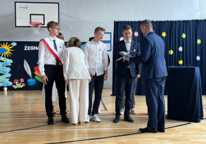 Wręczenie nagród uczniom klas ósmych za osiągnięcia sportowe.