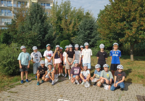 Zdjęcie grupowe najaktywniejszych uczestników naszej szkoły biorących udział w ogólnopolskiej akcji – „Rowerowy Maj” i nagrodzonych kaskami przez organizatorów kampanii.