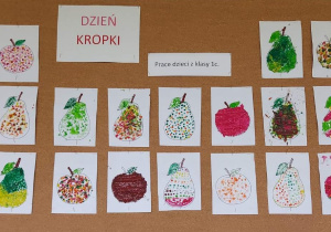 Tablica z pracami wykonanymi w klasie 1c z okazji Międzynarodowego Dnia Kropki - kropkowe owoce.