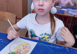 Zabawy twórcze z kropką w klasie 1c.