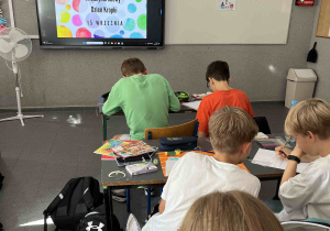 Dzień Kropki podczas zajęć plastycznych w klasie 6c.