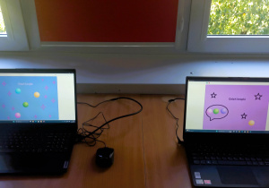 Lekcja informatyki, prace uczniów wykonane w programie Scratch przedstawiające „duszka – kropkę”.