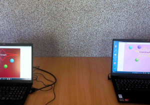Lekcja informatyki, prace uczniów wykonane w programie Scratch przedstawiające „duszka – kropkę”.