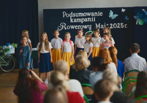 Występ uczniów podczas uroczystości – „Rowerowy maj”.