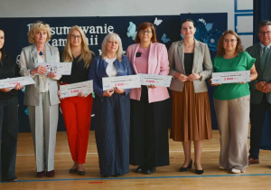 Przedstawiciele nagrodzonych placówek z wręczonymi voucherami finansowymi i nagrodami rzeczowymi.