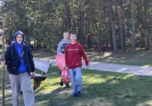 Uczniowie z klas siódmych i ósmych zbierają śmieci na terenie lasu – Uroczysko Lublinek.