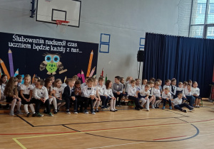 Uczniowie klas pierwszych czekający na rozpoczęcie ślubowania