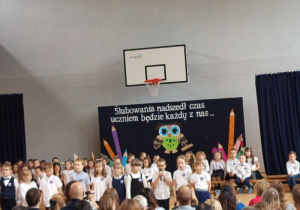 Uczniowie klas pierwszych recytujący wiersze w czasie części artystycznej.