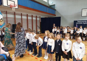 Uczniowie klasy 1a są pasowani przez Panią dyrektor Joanne Mrowińską –Wange i przyjmujący gratulacje od wychowawczyni Pani Beaty Kiełczyńskiej.