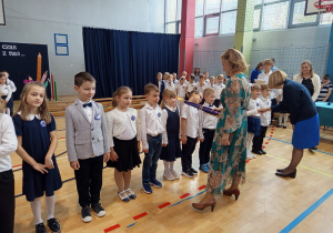 Uczniowie klasy 1a=c są pasowani przez Panią dyrektor Joanne Mrowińską –Wange i przyjmujący gratulacje od wychowawczyni Pani Ireny Osadowskiej.