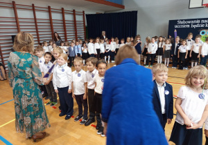 Uczniowie klasy 1d są pasowani przez Panią dyrektor Joanne Mrowińską –Wange i przyjmujący gratulacje od wychowawczyni Pani Anny Chodakowskiej.