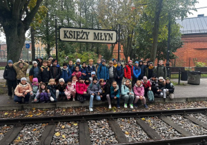 Uczniowie klasy 3a i 3b pozują przy tablicy z napisem Księży Młyn.