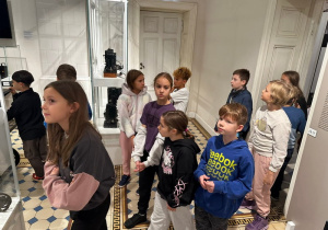 Uczniowie podczas zwiedzania Muzeum Kinematografii.