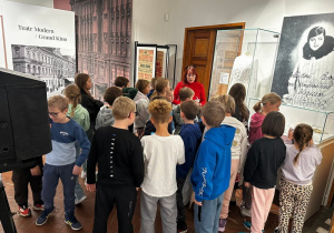 Uczniowie podczas zwiedzania Muzeum Kinematografii.