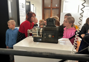 Uczniowie podczas zwiedzania Muzeum Kinematografii.