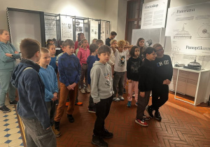 Uczniowie podczas zwiedzania Muzeum Kinematografii.