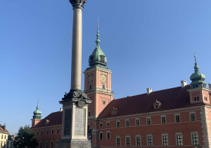 Kolumna Zygmunta III Wazy. Zdjęcie wykonane przez uczestników wycieczki w ramach projektu "Koduję, eksperymentuję, liczę" realizowanego ze środków Europejskiego Funduszu Społecznego Plus.