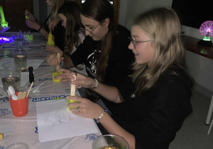 Uczestnicy wycieczki z klas piątych i szóstych uczestniczą w warsztatach fluorescencyjnych w centrum "Mały inżynier" w Warszawie.