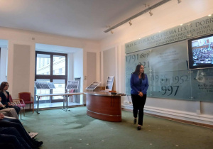 Pani poseł Ewa Szymanowska przybliża uczniom pracę parlamentarzystów i opowiada o roli Sejmu w polskim systemie politycznym.