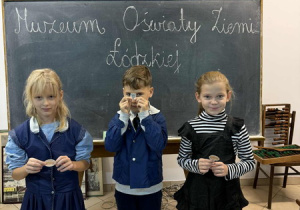 Uczniowie klasy 2d prezentują się ubrani w dawne mundurki uczniowskie.