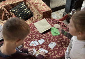 Uczniowi składają puzzle.