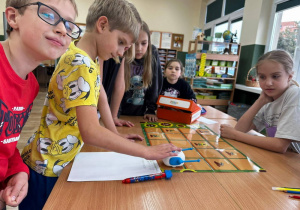 Kodowanie robota Zosia na planszy do kodowano. Robot zakupiony z funduszy Unii Europejskiej.