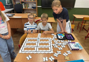 Praca z wykorzystaniem mini robotów Ozobot. Ozoboty zakupione są ze środków Unii Europejskiej.