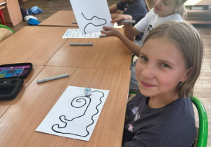 Praca z wykorzystaniem mini robotów Ozobot. Ozoboty zakupione są ze środków Unii Europejskiej.