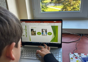 Dzieci pracują na laptopach zakupionych z Funduszy Unii Europejskiej.