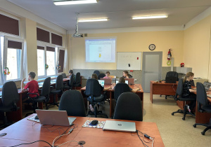 Grupa uczniów podczas zajęć koła informatycznego uczy się edytować i prace graficzne
