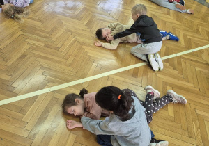 Uczniowie klas I wykonują pozycję boczną (bezpieczną)