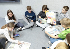 W ramach lekcji kulturowych uczniowie z grupy 1 przeglądają brytyjskie gazety.