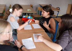 Uczniowie z klasy 5 (gr. 1) pracując w zespołach powtarzają dotychczasowy materiał leksykalny.