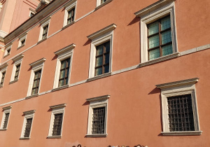 Zdjęcie grupowe klasy 4b przed Zamkiem Królewskim w Warszawie