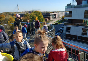 Grupa uczniów na tarasie Biblioteki Uniwersyteckiej
