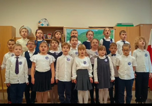 Uczniowie klasy 1c podczas wykonania hymnu narodowego.
