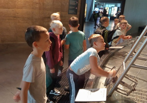 Uczniowie zapoznają się z zasobami Centrum Nauki Kopernik. Samodzielnie zdobywają wiedzę.
