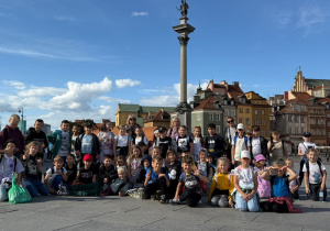 Uczestnicy wycieczki pod Kolumną Zygmunta III Wazy.