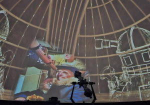 Uczniowie w Planetarium poznają mamę nieba.