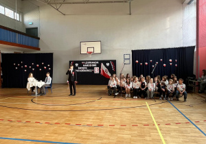 Uczniowie z klasy 8b recytują wiersze o tematyce patriotycznej.